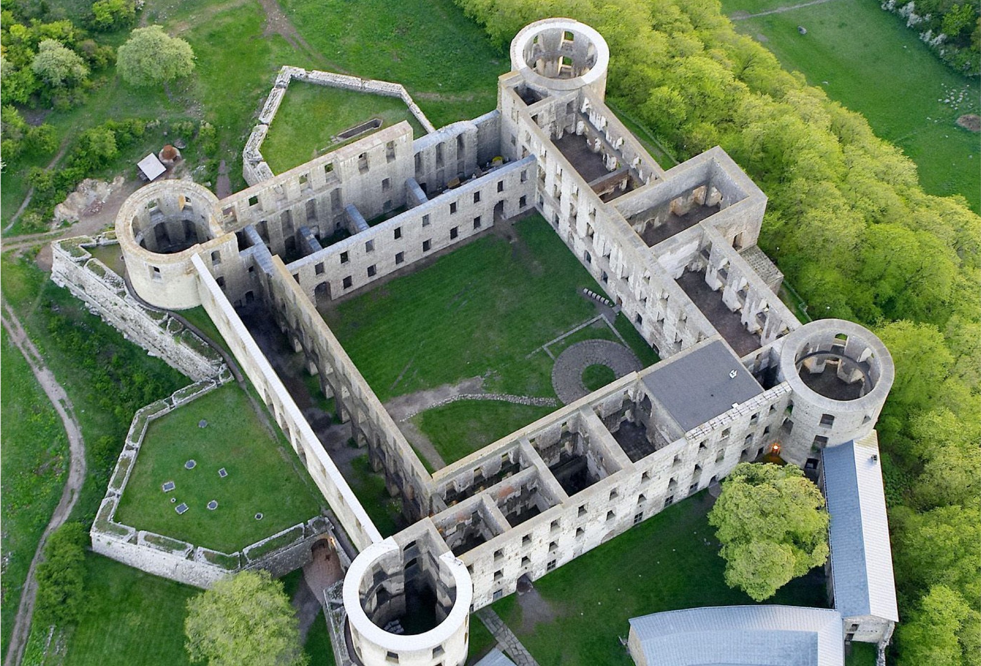 castle ruins, borgholm, oland, sweden)城堡遗址,博格霍尔姆,厄兰岛